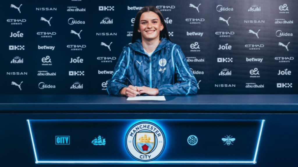 Lily Murphy signs - Man City Women