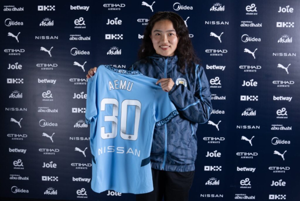 Aemu Oyama with Manchester City shirt